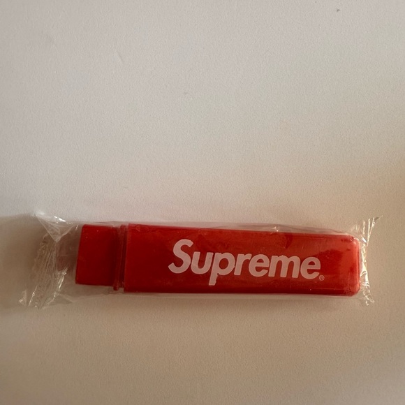 Supreme Red toothbrush - Picture 1 of 3